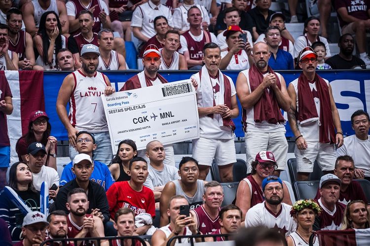 Suporter timnas basket Latvia membawa replika tiket CGK-MNL saat laga Latvia vs Brasil pada FIBA World Cup 2023 di Indonesia Arena, Senayan, Jakarta, Minggu (3/9/2023). 