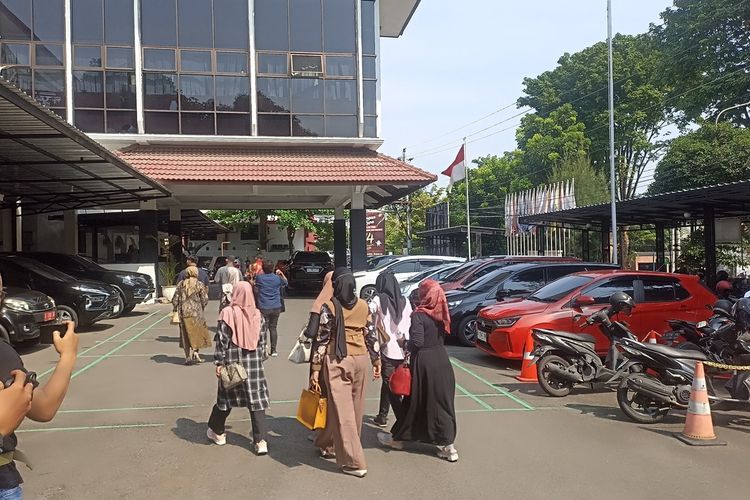 Sejumlah caleg PDI-P Jateng mendatangi Kantor KPU Jateng. Senin (29/4/2024).