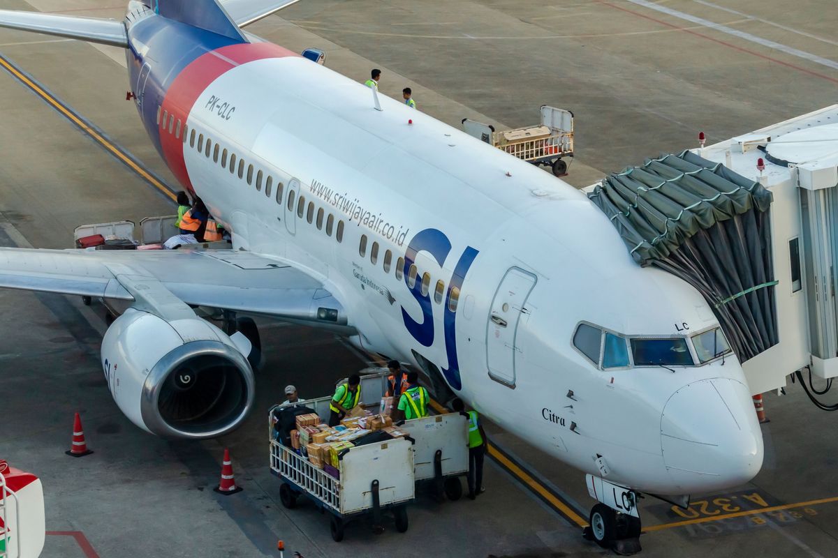 Pesawat Boeing 737-500 milik Sriwijaya Air di Bandara Sepinggan, Balikpapan, Juni 2019.