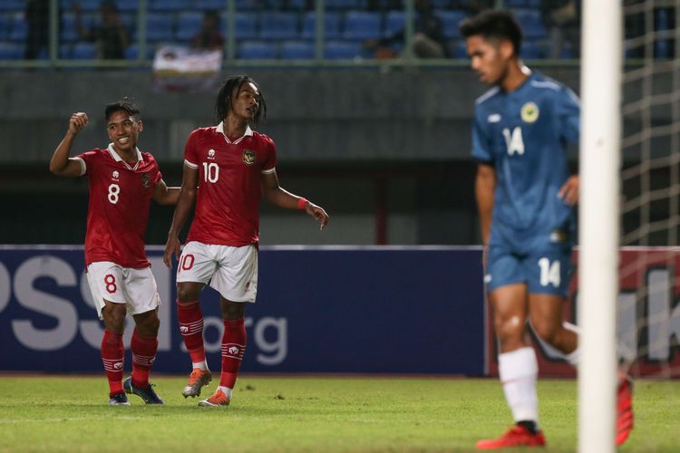 Pemain timnas U19 Indonesia Arkhan Fikri dan Ronaldo Kwateh melakukan selebrasi usai membobol gawang Brunei pada laga lanjutan Grup A Piala AFF U19 2022 yang digelar di Stadion Patriot Candrabhaga, Bekasi, Senin (4/7/2022). Indonesia unggul 7-0 atas Brunei