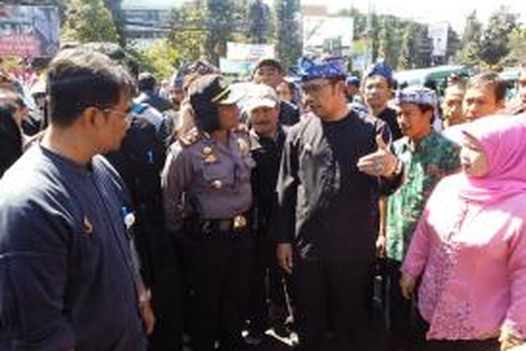 Wali Kota Bandung Ridwan Kamil saat blusukan di Pasar Simpang Dago, Kecamatan Coblong, Kota Bandung, Rabu (5/8/2015). 