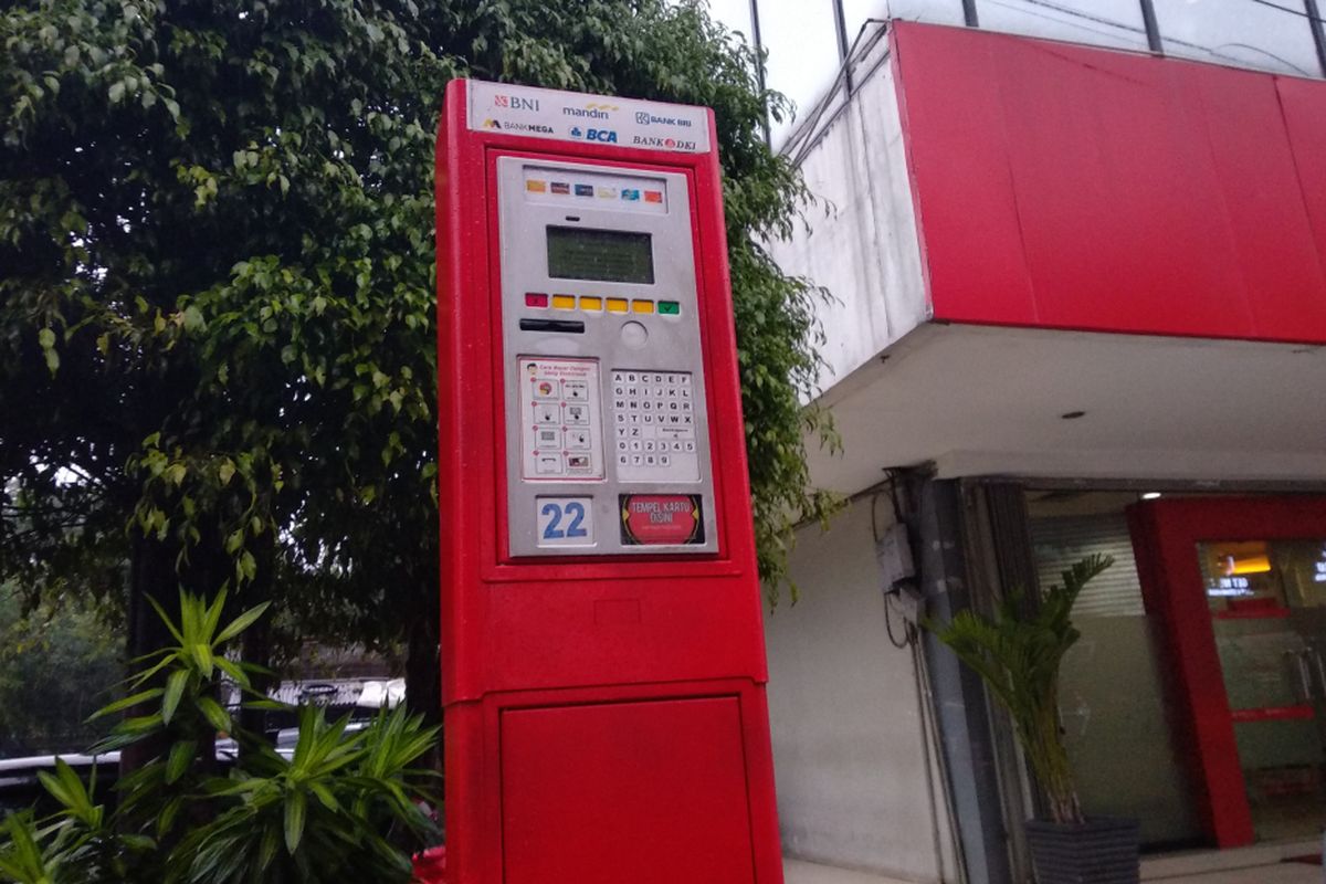 Mesin parkir meter di jalan Boulevard Raya Kelapa Gading, Senin (11/12/2017). Mesin ini masih berfungsi dengan baik meski saat ini sudah tidak digunakan akibat kontrak operator parkiran habis.