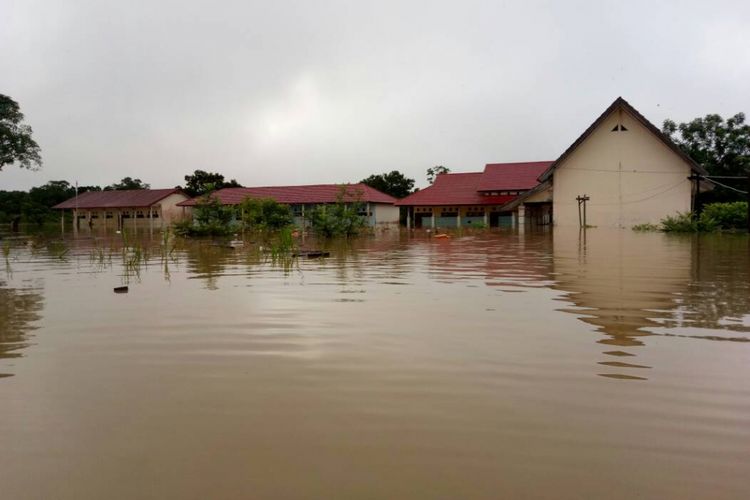 Salah satu bangunan SMA N 1 Sembakung yang terendam banjir. Banjir kali ini lebih parah dibandingkan banjir bulan April lalu. Banjir merendam 7 desa di wilayah perbatasan Kecamatan Sembakung.
