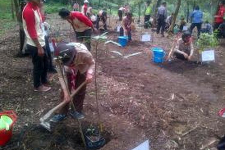 Sejumlah siswa menanam pohon di Kebun Raya Baturraden (KRB), Kabupaten Banyumas, Jawa Tengah, Sabtu (19/12/2015). KRB menjadi kebun raya pertama di Jateng yang dipoyeksikan jadi taman flora of Java.