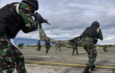 Prajurit TNI Angkatan Udara mengikuti latihan tempur Jalak Sakti 2020 di Pangkalan Angkatan Udara Sultan Iskandar Muda, Blang Bintang, Aceh, Selasa (8/9/2020). Latihan tersebut bertujuan untuk memberikan kemampuan penerbang TNI AU pada misi-misi pertempuran dalam operasi udara, sekaligus meningkatkan kemampuan koordinasi dan kerjasama antara penerbang yang mengoperasikan alutsista TNI AU.