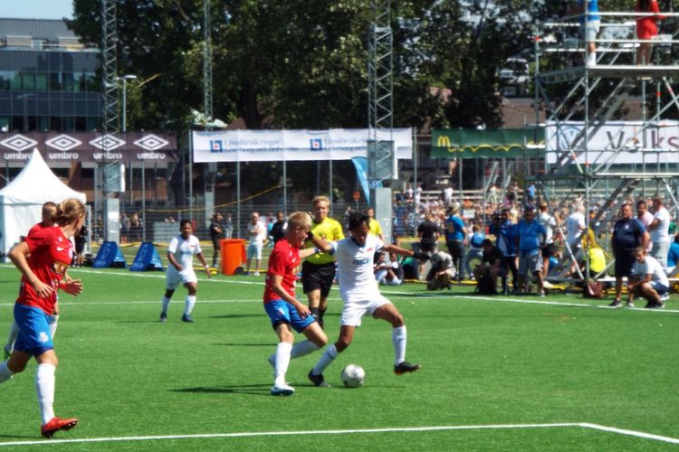 Pemain tim LKG-SKG Indonesia Rafli Rafa Zahid menekan pertahanan Kinna IF pada laga perdelapan final Piala Gothia 2018, Jumat (20/072018) di Lapangan Heden, Gothenburg, Swedia. Pada laga itu, tim LKG-SKF menang dengan skor 2-1.