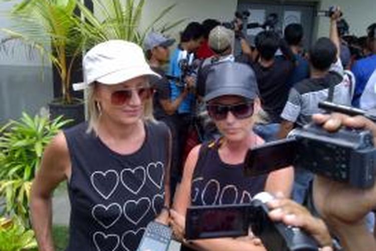 Wisatawan asal Australia, Julia Ann dan Coally Ann saat di depan Lapas Kerobokan