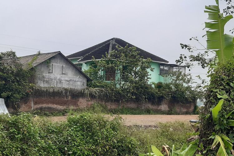 Rumah tingkat bercat hijau milik Setyo Subagyo berdiri di tengah pembangunan jalan tol Solo-Yogyakarta di Ngawen, Klaten, Jawa Tengah.