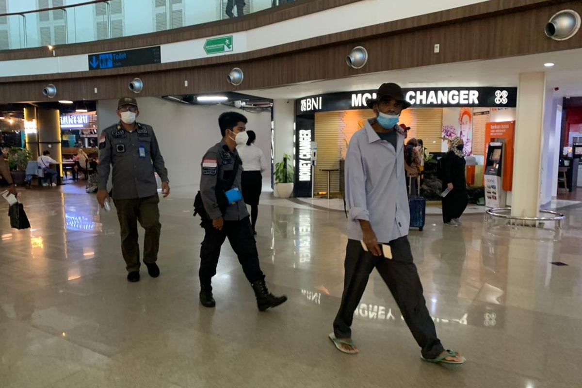 PKX, WNA India (berjalan paling depan) yang jadi pengemis di Bali saat dideportasi melalui Bandara Internasional I Gusti Ngurah Rai, Tuban, Badung, Bali, pada Jumat (16/9/2022). /Dok.Humas Kanwil Kemenkumham Bali