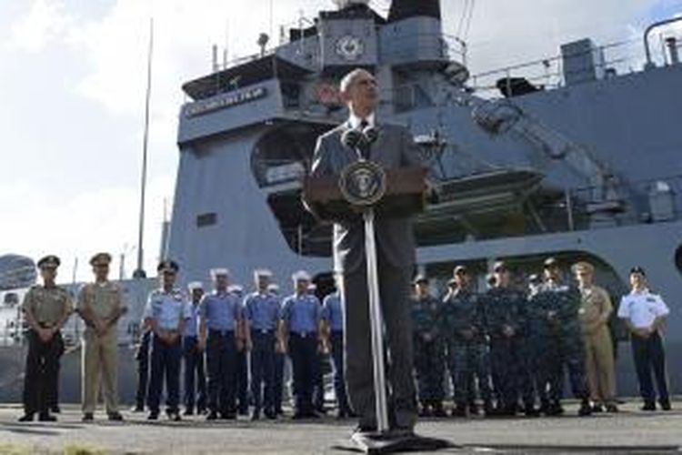 Presiden Amerika Serikat Barack Obama menyampaikan sambutan seusai meninjau kapal BRP Gregorio del Pilar di Manila, Filipina, Selasa (17/11/2015).