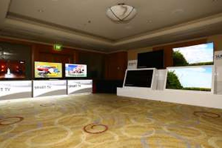 Samsung memamerkan televisi SUHD terbarunya di Samsung TV Seminar di Singapura, Selasa (12/5/2016)