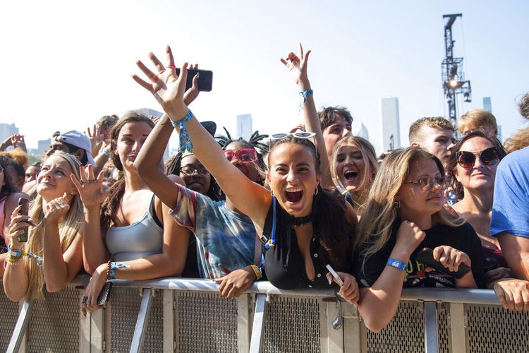 Penonton festival terlihat pada Hari 4 Festival Musik Lollapalooza, Minggu, 1 Agustus 2021, di Grant Park di Chicago.