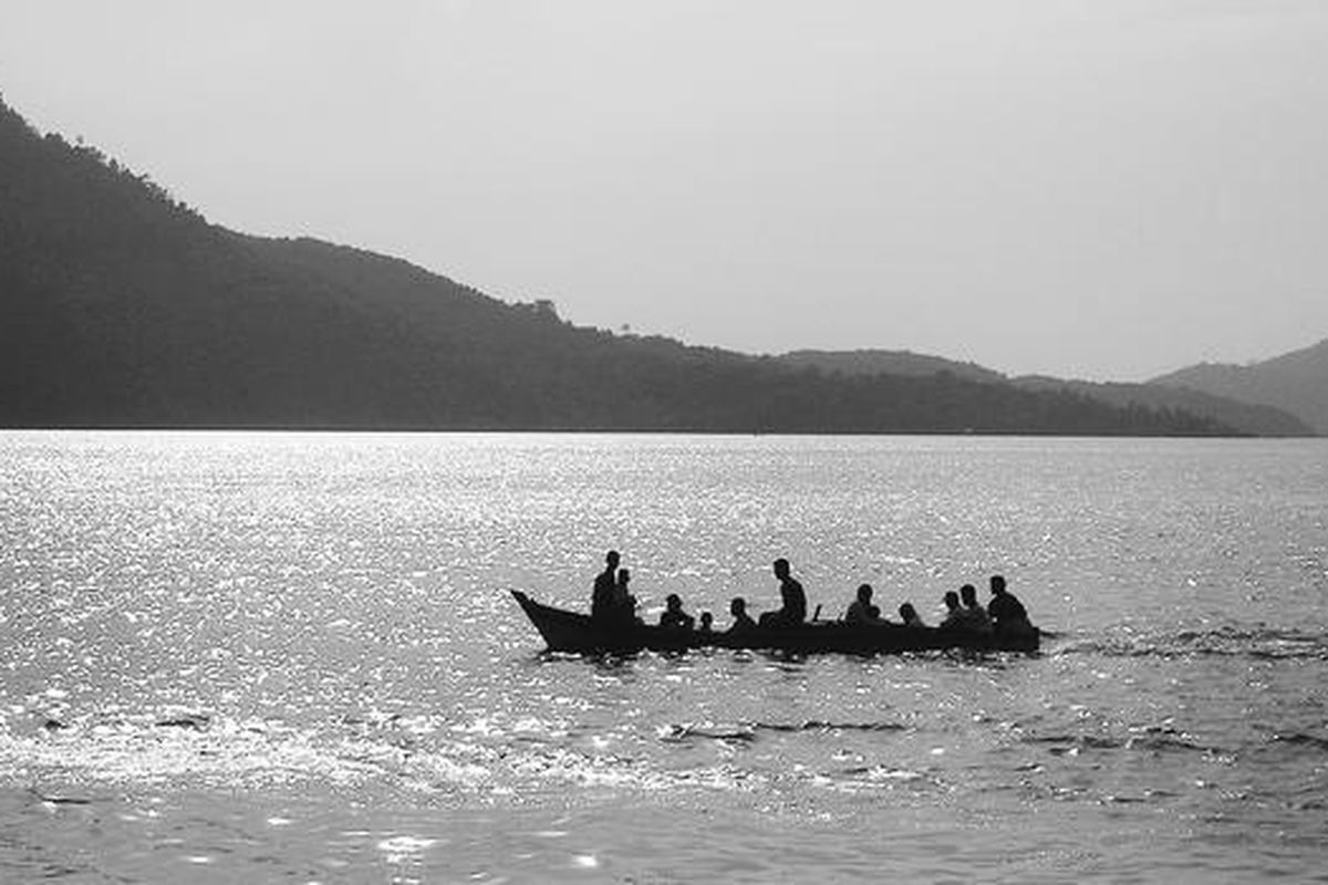 Kepulauan Anambas di Kabupaten Natuna, Provinsi Kepulauan Riau, merupakan wilayah kepulauan yang masih sulit dijangkau karena kondisinya cukup terisolasi dengan lautan luas. Transportasi penduduk dengan kapal-kapal kecil hanya terbatas pada wilayah pulau-pulau yang berdekatan.  