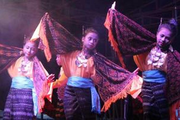 Salah satu gelaran budaya seni tari dalam Festival Danau Kelimutu di Stadion Marilonga, Ende, Nusa Tenggara Timur, Jumat (22/11/2013).
