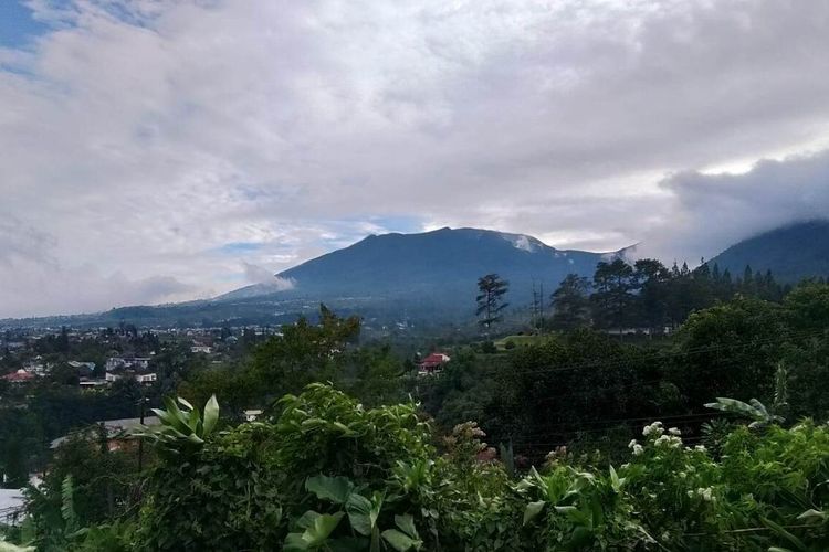 Aktivitas pendakian di Taman Nasional Gunung Gede Pangrango, Jawa Barat, kembali buka mulai Senin (13/4/2026).