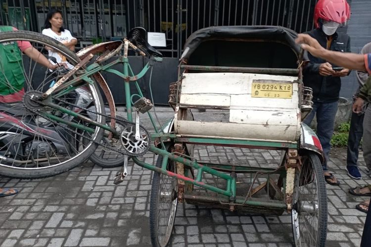 Becak kayuh yang tertabrak truk di Jalan Parangtritis, Bantul Minggu (30/10/2022)