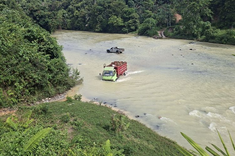 Truk angkut kelapa sawit menyebrangi sungai di Kabupaten Mukomuko, Bengkulu.