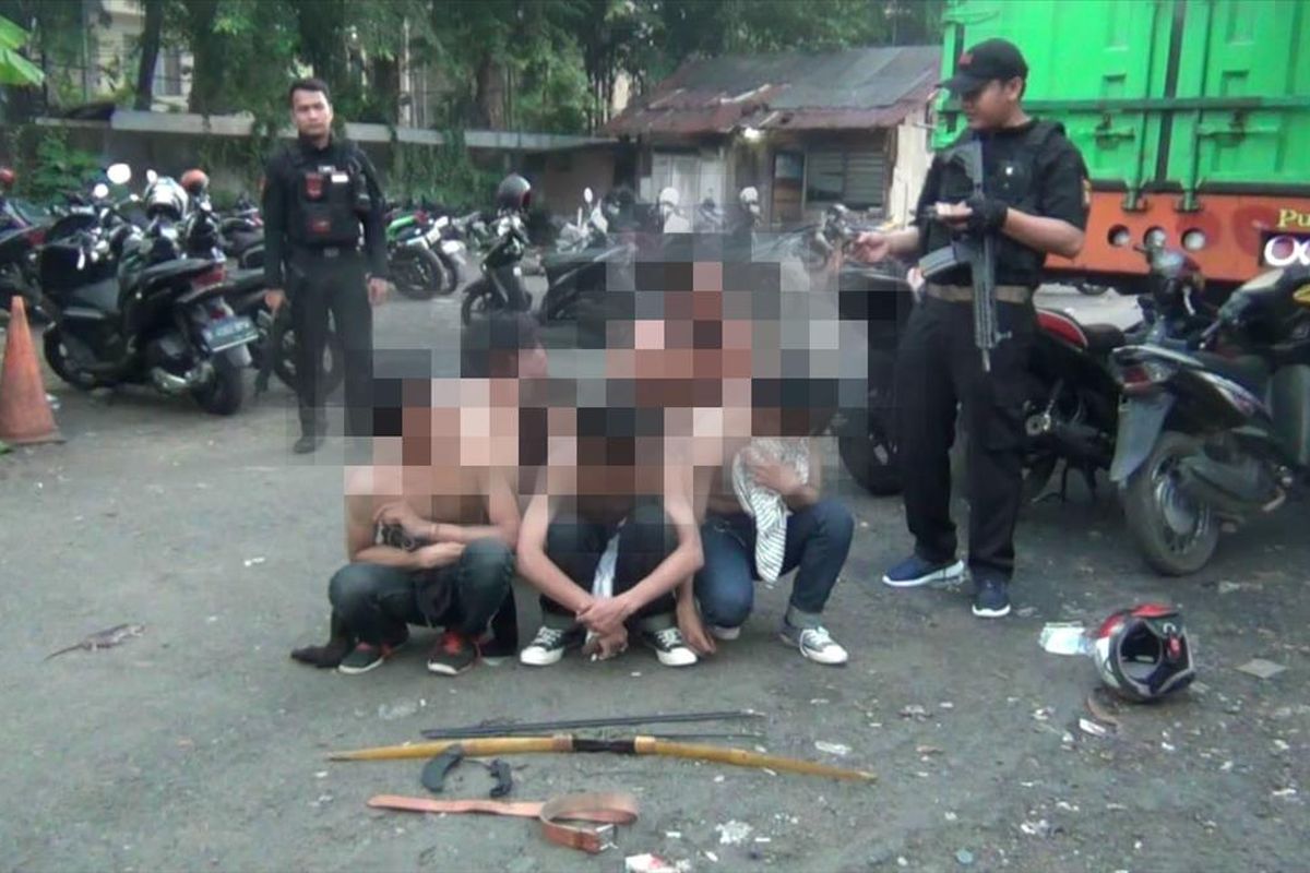 Tiga orang pelaku tawuran yang membawa ganja, panah dan badik diamankan tim anti preman Polres Metro Jakarta Barat