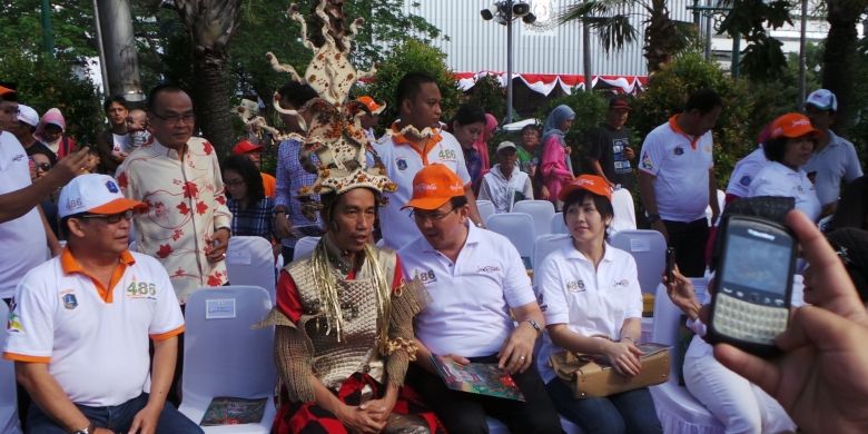 Gubernur DKI Jakarta Joko Widodo bersama Wakil Gubernur DKI Jakarta Basuki Tjahaja Purnama dalam Jakarnaval 2013. Minggu (30/6/2013).