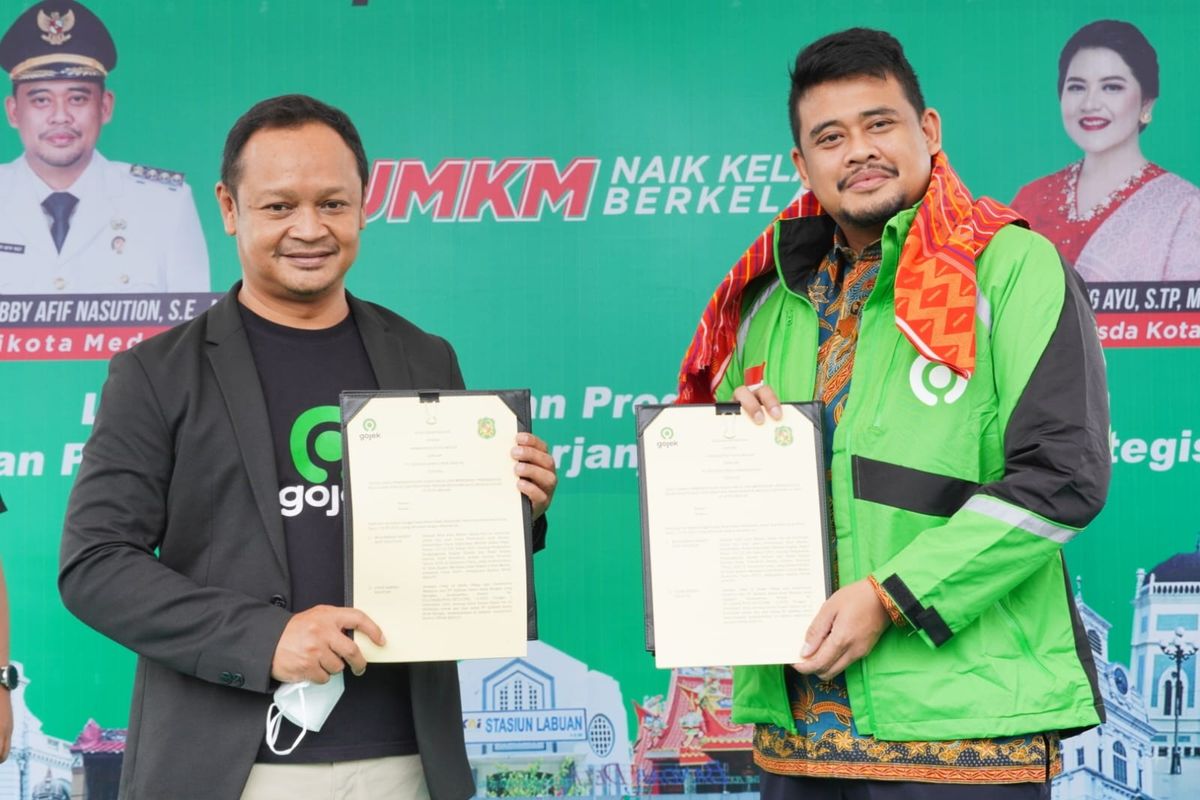Wali Kota Medan Bobby Nasution dalam acara penandatangan nota kesepahaman (MoU) bersama Gojek  di Gapura Kampung UMKM, Jalan Jamin Ginting, Kelurahan Ladang Bambu, Kecamatan Medan Tuntungan, Kamis (15/9/2022).
