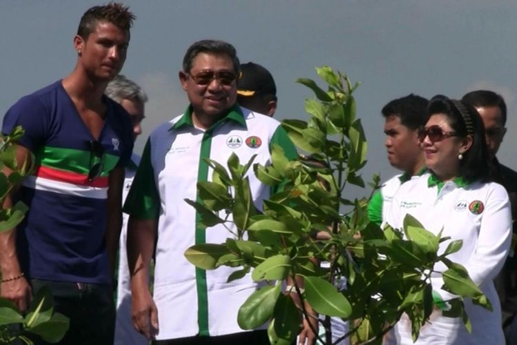 Cristiano Ronaldo bersama Presiden Susilo Bambang Yudhoyono dan Ibu Ani Yudhoyono usai menanam mangrove di Taman Hutan Rakyat, Telaga Waja, Tanjung Benoa, Bali, Rabu (26/6/2013).