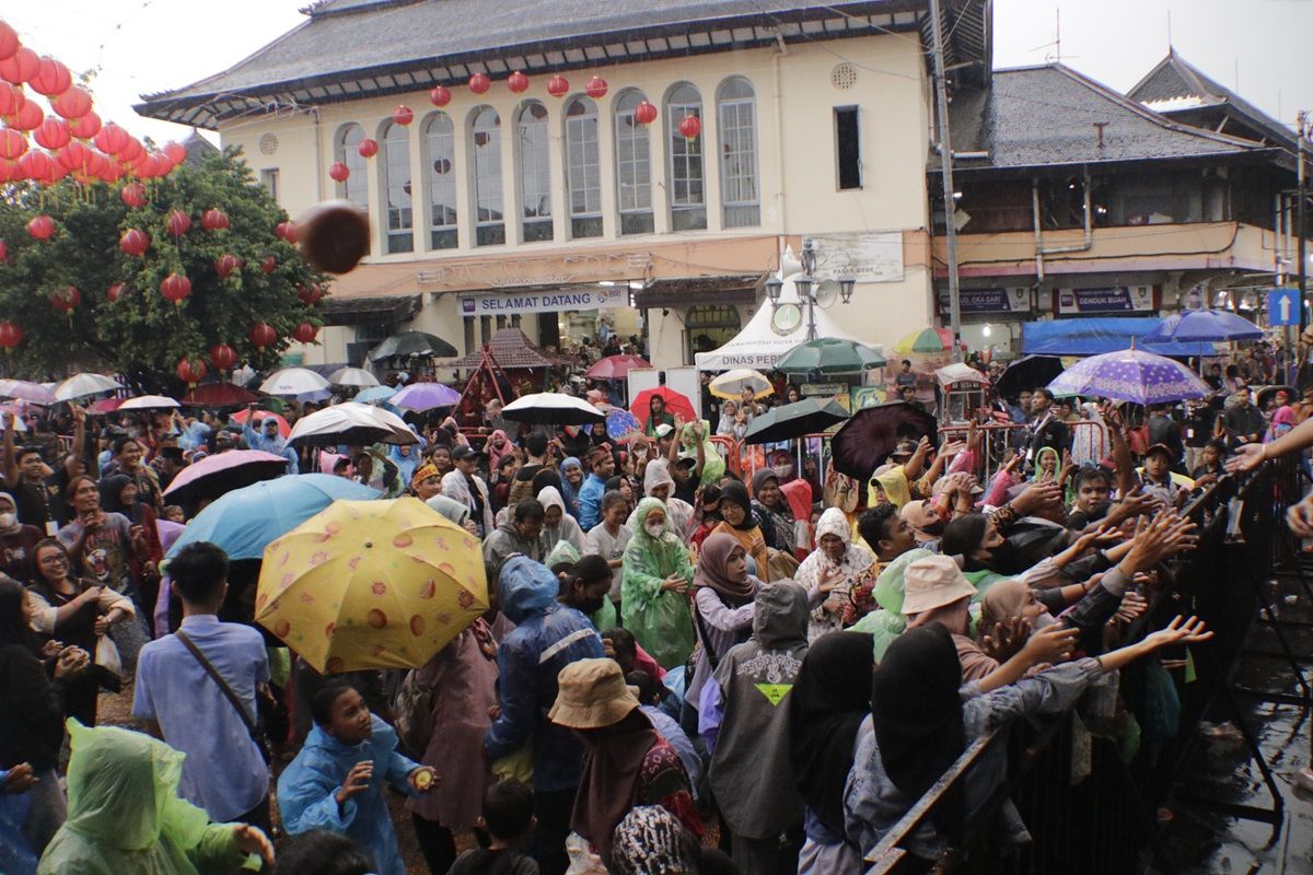 Suasana karnaval budaya Grebeg Sudiro yang diselenggarakan dalam rangka menyambut perayaan Imlek 2024 oleh masyarakat Kelurahan Sudiroprajan, Jebres, Solo, bekerja sama dengan Panitia Imlek Bersama Kota Solo pada Minggu (4/2/2024). Sejumlah pengunjung terlihat sedang mencoba mendapatkan kue keranjang khas Imlek. Grebeg Sudiro pada tahun ini masuk ke dalam daftar Karisma Event Nusantara (KEN) 2024, sehingga mendapat dukungan promosi dari Pemerintah Pusat.