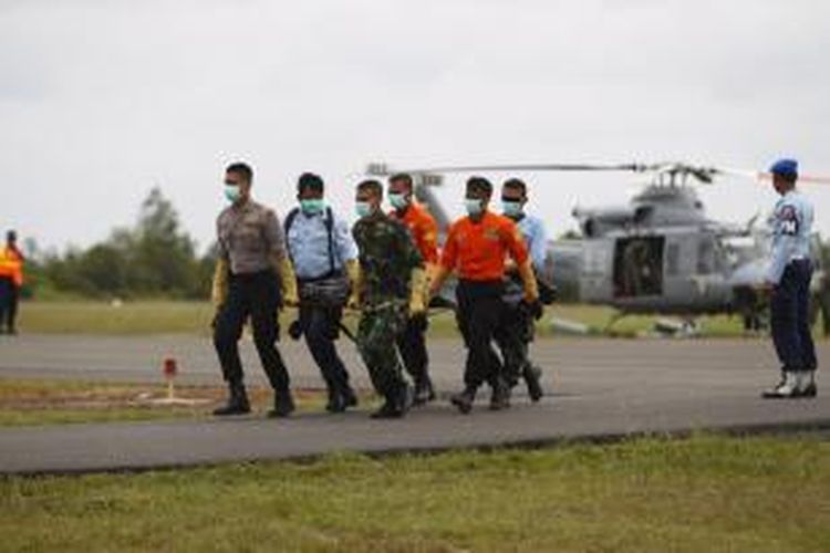 Tim Basarnas memindahkan jenasah korban jatuhnya AirAsia QZ8501 yang berhasil ditemukan tim SAR, di Lanud TNI AU Iskandar, Pangkalan Bun, Kalimantan Tengah, Sabtu (3/1/2015). 