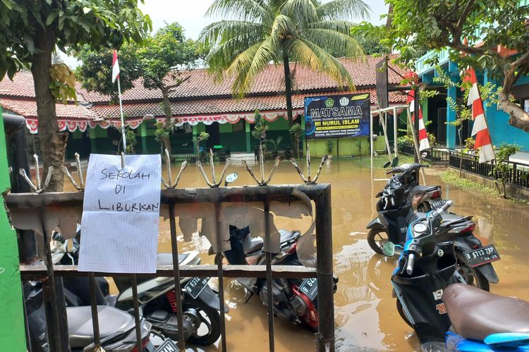 Kegiatan belajar mengajar di Madrasah Ibtidaiyah (MI) Nurul Islam di Jalan Pramuka, Kelurahan Grogol, Kecamatan Limo, Depok, diliburkan karena halaman sekolahnya terendam banjir pada Senin (22/8/2022). Banjir itu disebabkan dari aliran kali krukut yang meluap.