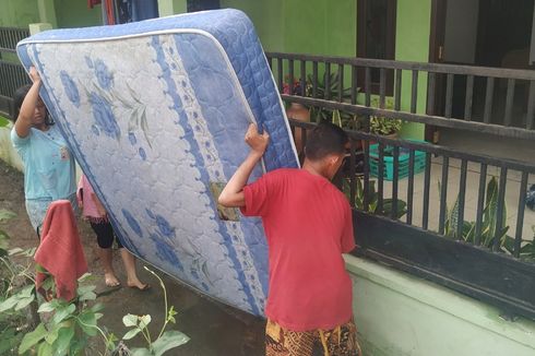 Cerita Penyintas Banjir di Sukabumi, Kasur hingga Ijazah Terendam