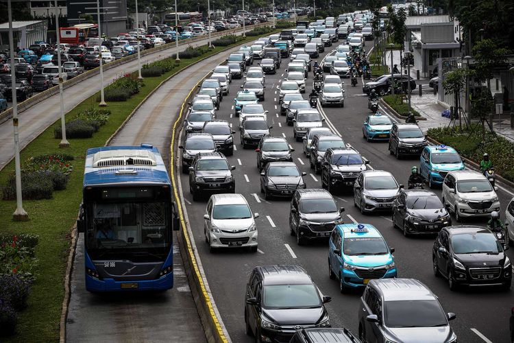 Bus transjakarta melenggang di antara kemacetan di Jalan M.H Thamrin, Jakarta Pusat, Kamis (6/2/2020). Lembaga Pemantau Kemacetan Lalu Lintas TomTom memastikan Jakarta ada di posisi ke-10 kota termacet di dunia pada 2019 dengan indeks kemacetan 10 persen.