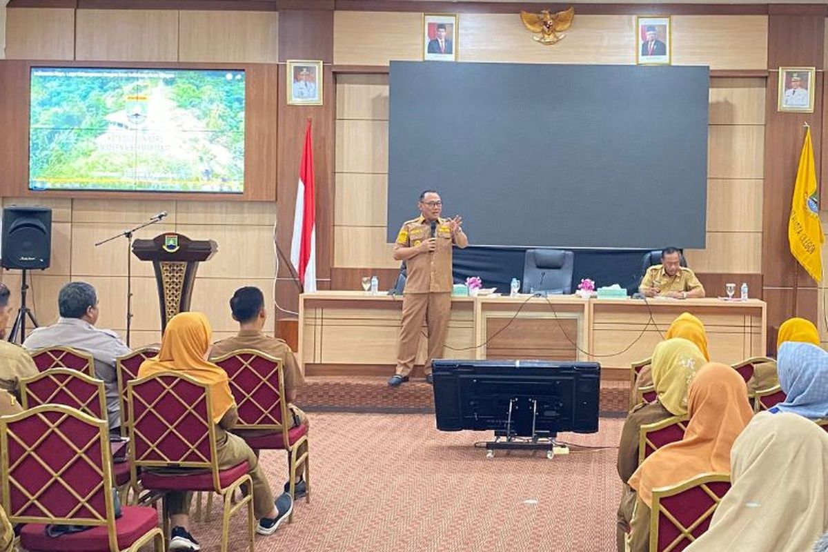 Wali Kota Cilegon Helldy Agustian memberikan arahan kepada pejabat eselon 3 di Aula Setda Kota Cilegon, Banten, Selasa (20/8/2024). 