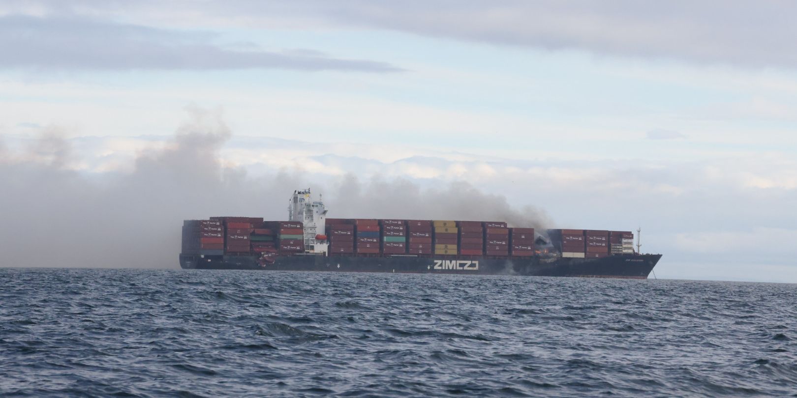 Kapal Kontainer Terbakar dan Keluarkan Gas Beracun di Laut Pasifik
