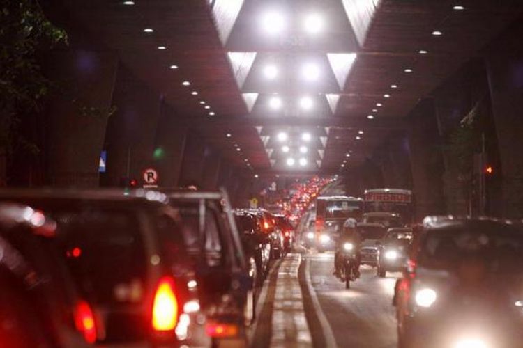 Kemacetan panjang di jalan Pangeran Antasari dari arah Blok M menuju Cipete, Jakarta Selatan, yang tengah dibangun jalan layang non tol, Jumat (4/1/2013). Pemerintah terus membangun infrastruktur jalan guna mengatasi persoalan kemacetan di Jakarta.
