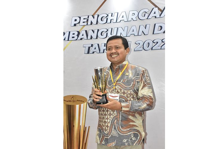 Bupati Sumedang Dony Ahmad Munir saat menerima penghargaan pada acara Anugerah Penghargaan Pembangunan Daerah (PPD), Kamis (29/9/2022).