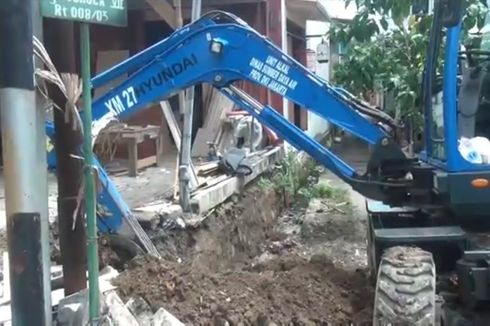 Bikin Banjir, 10 Bangunan di Atas Saluran Air Wilayah Duren Sawit Dibongkar