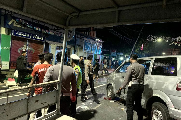 Mobil Suzuki APV menabrak tiang listrik di Jalan Merdeka, Kota Blitar, Sabtu (4/3/2023) malam.