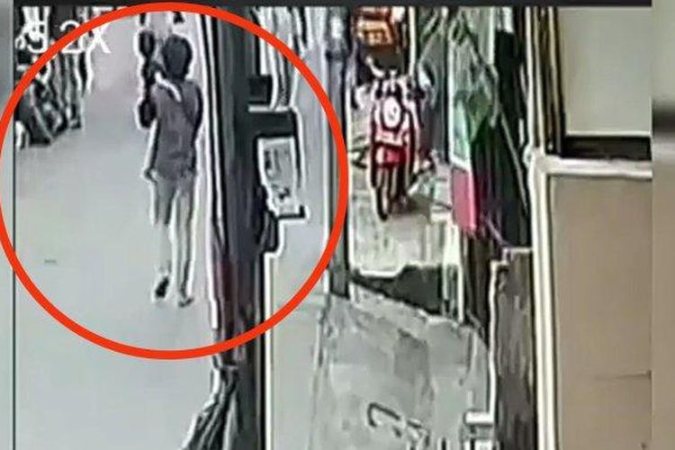 Aksi seorang pria mencuri motor sambil menggendong seorang balita perempuan di Jalan Pedongkelan, Cilincing, Jakarta Utara, terekam CCTV.