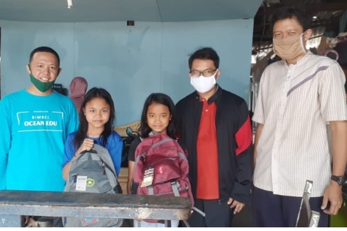 imbel Ocean memberikan santunan kepada anak yatim yang ada di lingkungan sekitar Bimbel Ocean di Kelurahan Cempaka Putih, Ciputat (8/8/2020).

