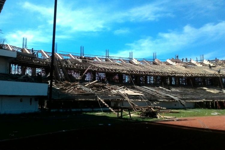 Stadion bertaraf internasional di Kelurahan Barombong, Kecamatan Tamalate, Kota Makassar yang ambruk, Sabtu (2/12/2017).