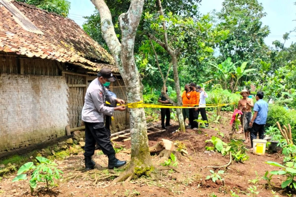 Akan membuang sampah, warga Ngawi terperosok ke dalam septic tank sedalam 4 meter. Lobang septic tank diduga mengandung gas beracun yang membuat anak korban yang berusaha memberikan pertolongan turut lemas.