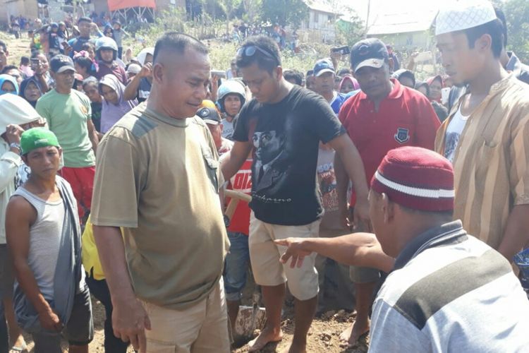 Situasi saat pembongkaran makam di Kabupaten Dompu, NTB.