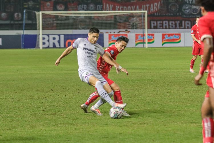 Syahrian Abimanyu (kanan) mencoba merebut bola dari kaki Ramiro Fergonzi (kiri) pada laga pekan ketiga Liga 1 2022-2023 yang mempertemukan Persija Jakarta vs Persita di Stadion Patriot Candrabhaga, Bekasi, Jawa Barat, Rabu (24/8/2022) malam WIB.