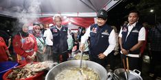 Mensos dan Wamensos Bantu Siapkan Makan Sahur untuk Korban Banjir Bekasi