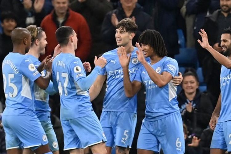 Para pemain Manchester City merayakan gol Nathan Ake ke gawang Leeds United pada laga pekan ke-17 Liga Inggris 2021-2022 di Stadion Etihad, Rabu (15/12/2021) dini hari WIB.