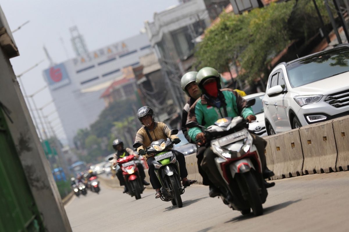 Pengendara sepeda motor menerobos masuk ke jalur Transjakarta di kawasan Pasar Rumput, Manggarai, Jakarta Selatan, Jumat (6/10/2017). Meski seringkali dilakukan razia oleh Polisi, sejumlah pengendara sepeda motor masih nekad melakukan pelanggaran dengan menerobos jalur Transjakarta.