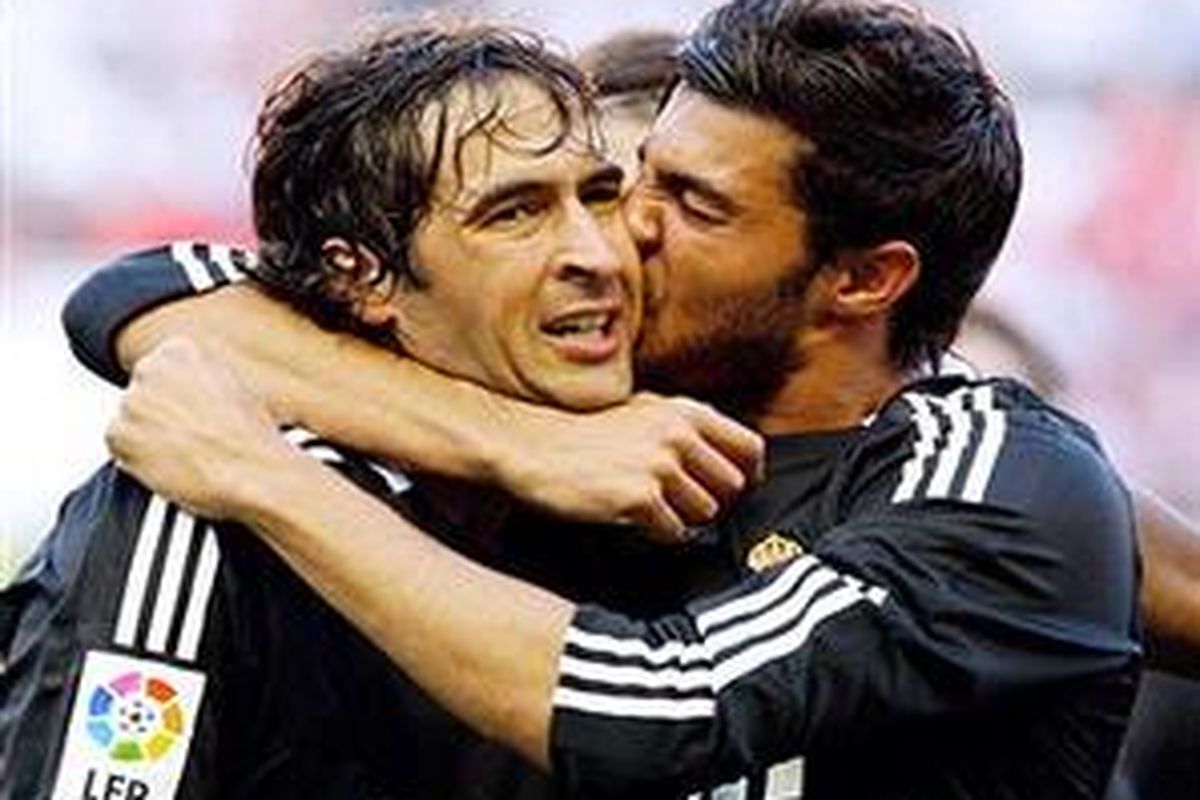 Raul Gonzalez mendapat ciuman dari rekannya, Miguel Torres, setelah mencetak hat-trick.