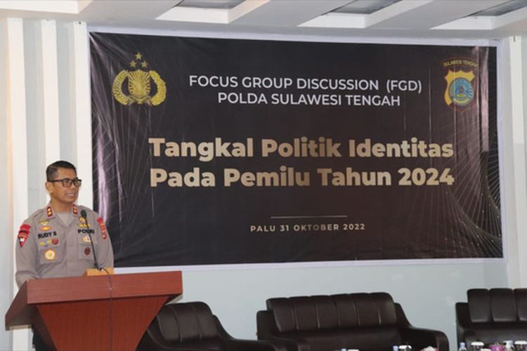 Kapolda Sulteng mengajak  peserta yang hadir dalam kegiatan  Focus Group Discussion untuk bisa menyebarkan dan mengedukasi kepada masyarakat terkait politik identitas. 