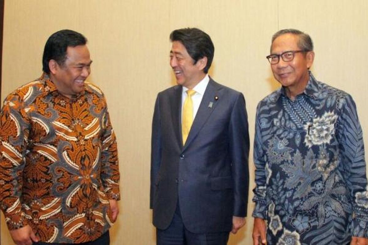 PM Jepang Shinzo Abe (tengah) menerima Utusan Khusus Indonesia untuk Jepang, yang juga Ketua Umum Perhimpunan Alumni dari Jepang (Persada) Rachmat Gobel (kiri) didampingi Ketua Dewan Penasehat Persada Ginanjar Kastasasmita disela-sela kunjungan PM Jepang ke Indonesia, di Jakara, Minggu (15/1/2017).