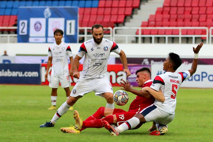Pemain Persis Solo Fernando Rodrigues melewati berebut bola dengan dua pemain Arema FC saat pertandingan pekan ke-13 Liga 1 2022-2023 yang berakhir dengan skor 2-1 di Stadion Jatidiri Semarang, Minggu (11/12/2022) sore.