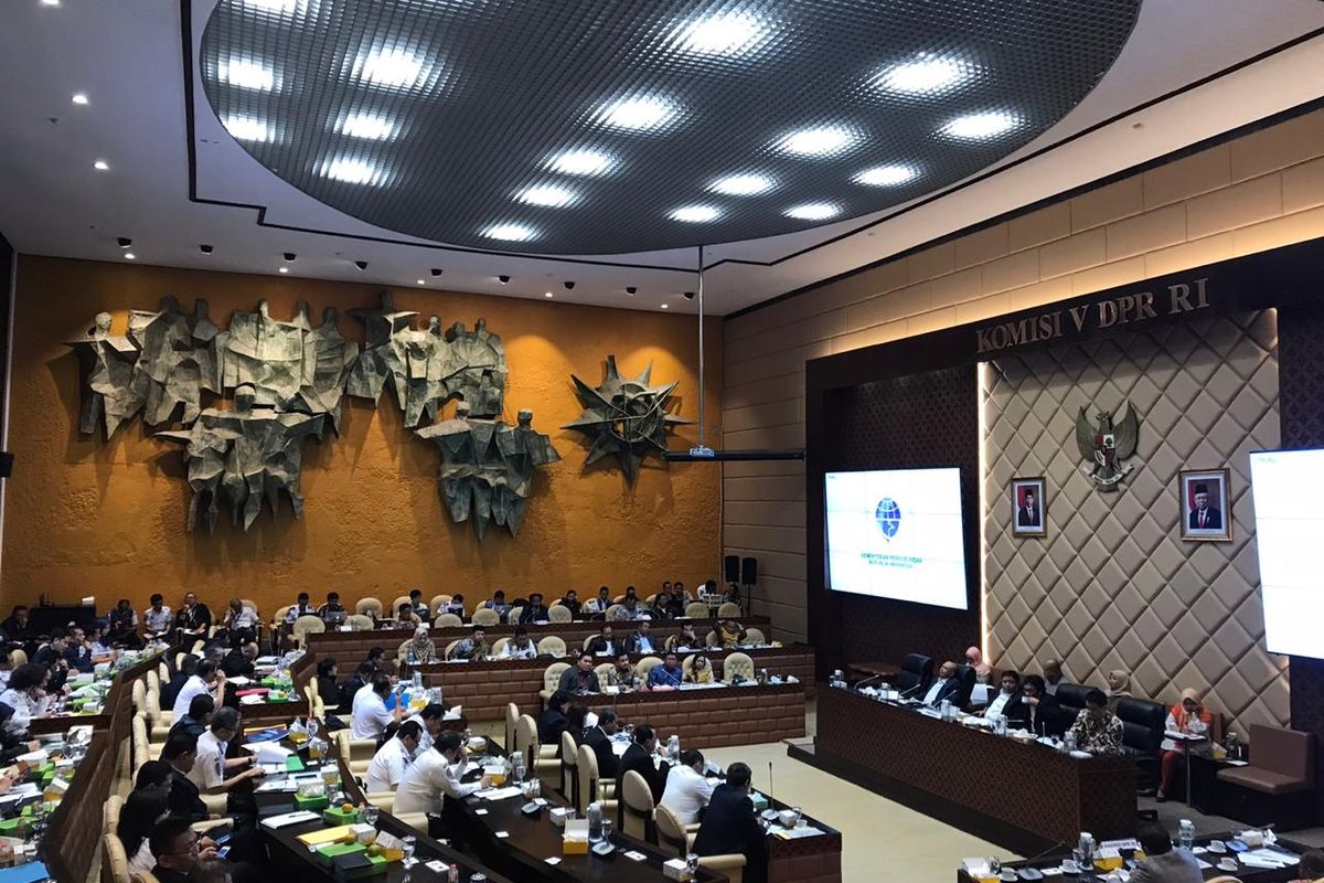 Rapat kerja Kementerian Perhubungan dengan Komisi V DPR RI di Gedung DPR/MPR, Jakarta, Rabu (13/11/2019).